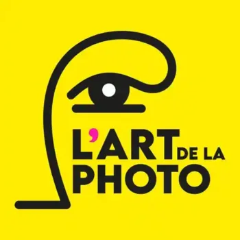 Logo "L'art de la photo" avec un dessin stylisé d'un visage sur fond jaune.