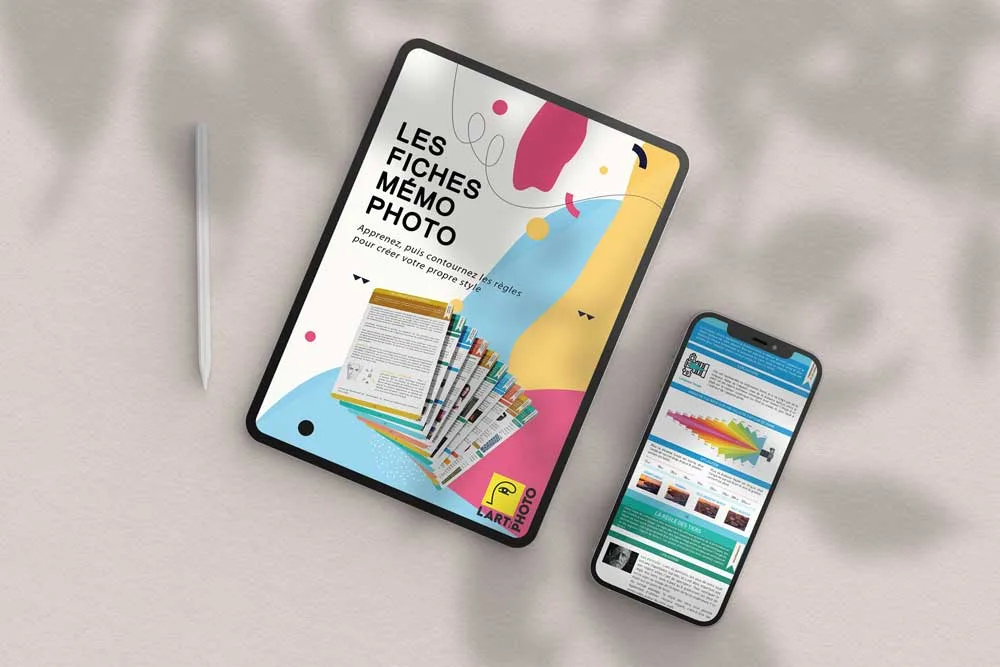 Tablette et smartphone affichant des fiches mémo pour la photographie sur une surface beige.