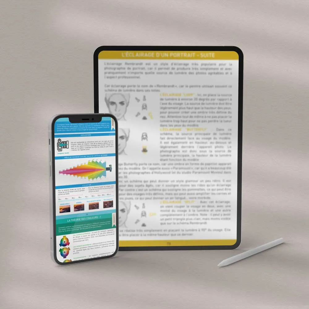 Un smartphone et une tablette affichant des articles sur l'éclairage de portraits sont présentés avec un stylet, le tout sur une surface beige.