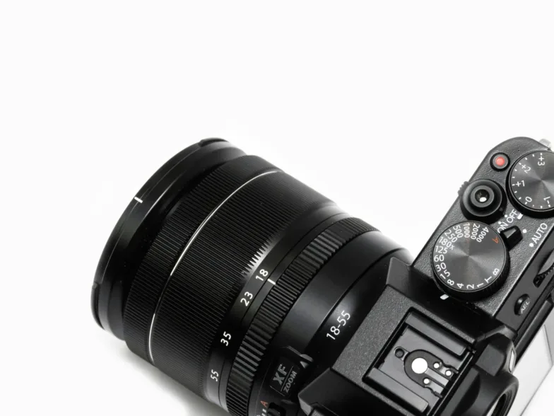 Appareil photo numérique avec objectif zoom et cadrans de réglage visibles