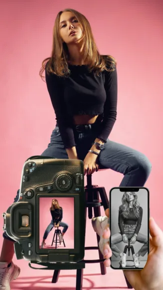 Une femme pose sur un tabouret devant un fond rose, avec des images d'elle affichées sur un appareil photo et un téléphone.