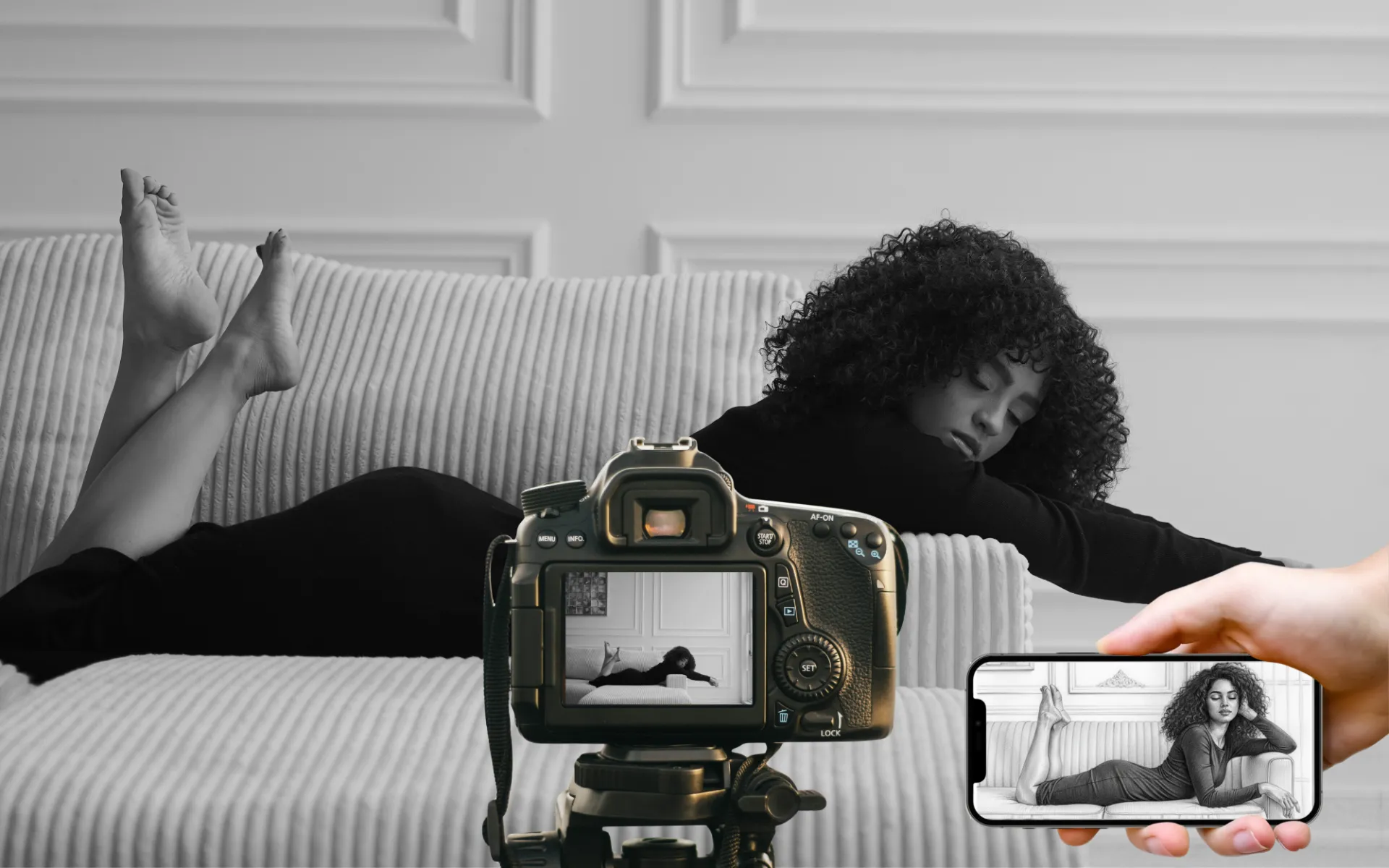 Une femme allongée sur un canapé est photographiée en noir et blanc avec un appareil photo et un smartphone.