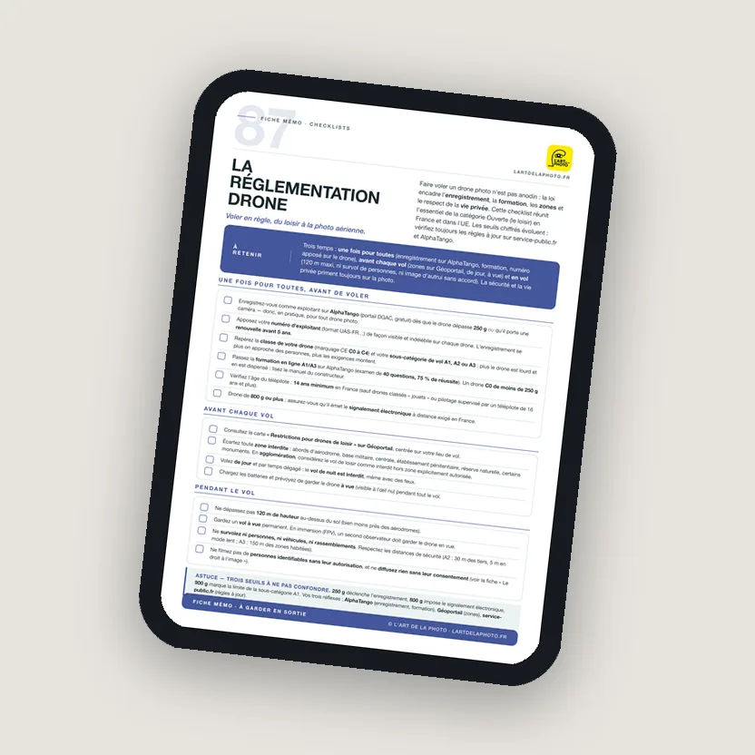 La fiche « La réglementation drone » sur une tablette